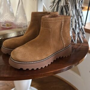Lucky tan suede booties water resistant💦⛄️